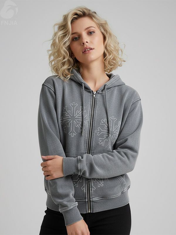 Серая толстовка унисекс с капюшоном на молнии, украшенная снежинками: Постиранная текстура