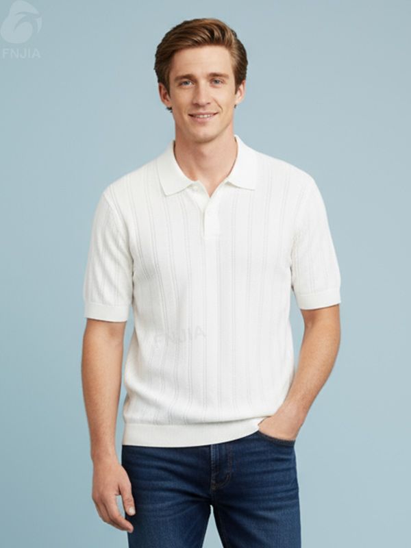 Мужская белая рубашка поло с фактурной отделкой: трикотажный узор в виде шевронов