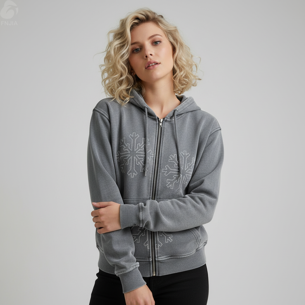 Серая толстовка унисекс с капюшоном на молнии, украшенная снежинками: Постиранная текстура