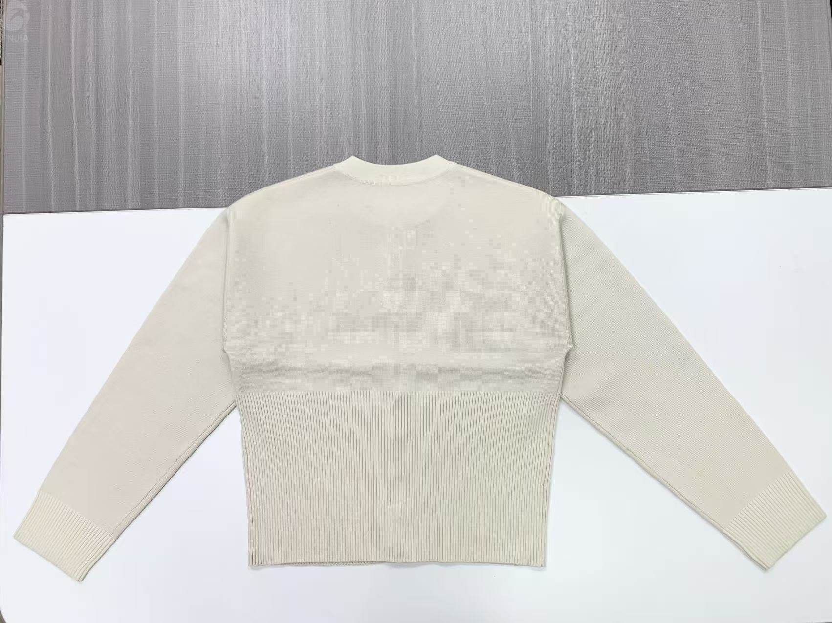 Женский кардиган из трикотажа в рубчик нейтральных тонов - FNJIA, изготовленный на заказ по индивидуальному заказу-FNJ250091