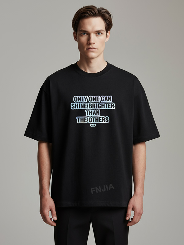 Мужская черная футболка оверсайз с графическим принтом - Нестандартный радужный текст и непринужденный крой