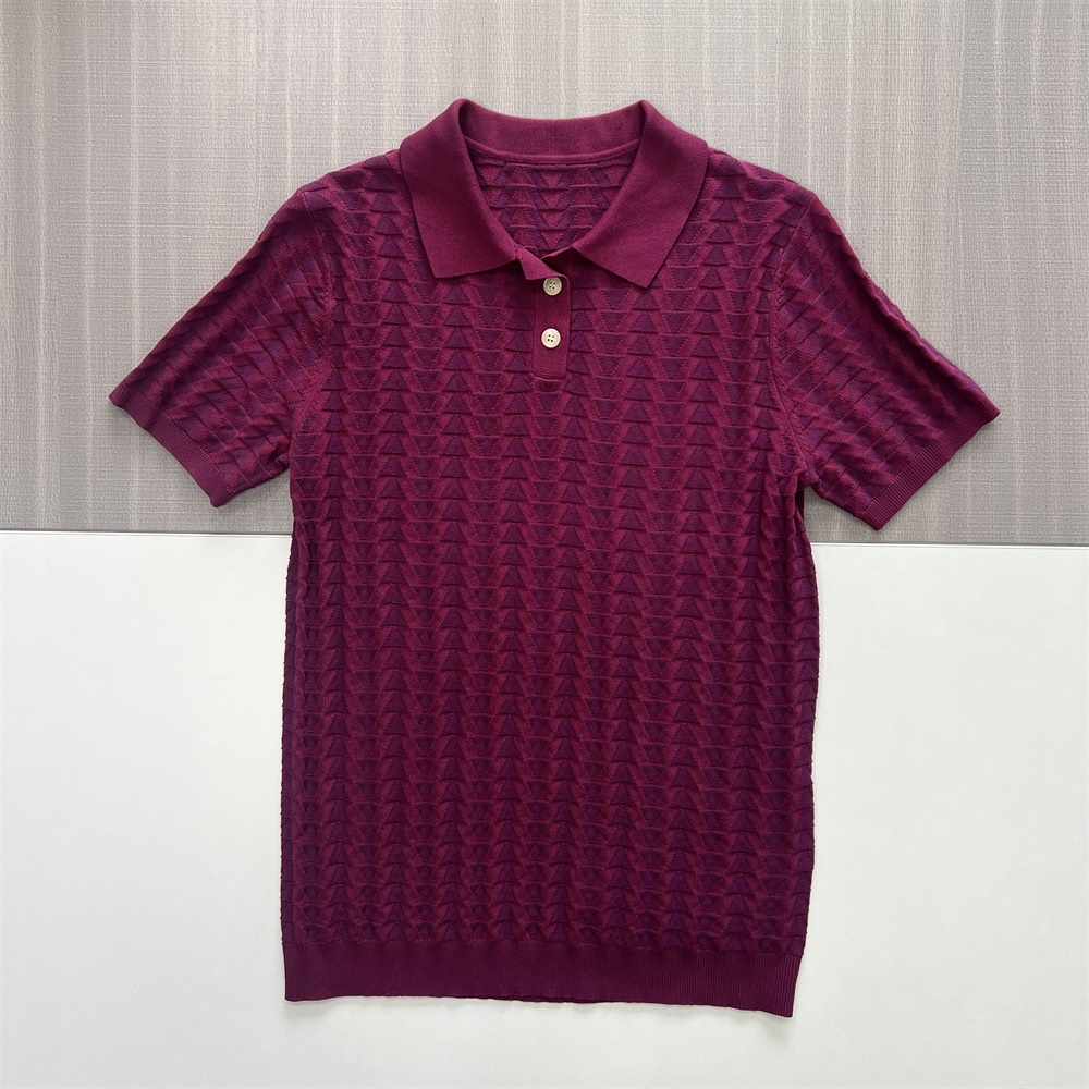 Мужская рубашка поло темно-бордового цвета из геометрической вязки с нестандартной текстурой и материалом