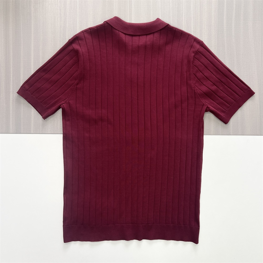 Мужская рубашка поло из вертикального трикотажа в рубчик темно-бордового цвета с контрастными пуговицами на заказ