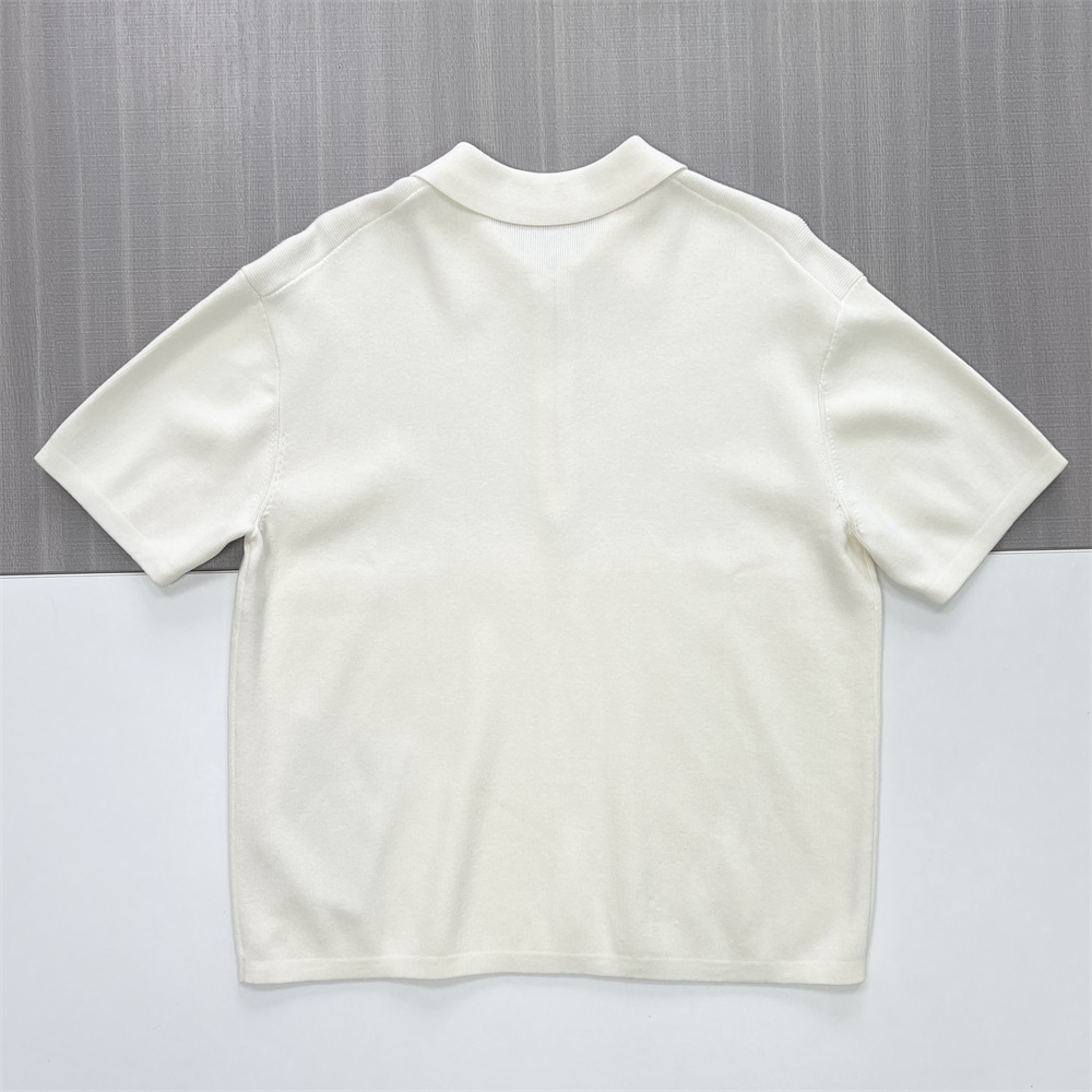 Мужская трикотажная рубашка поло цвета слоновой кости на молнии до половины длины - индивидуальный минималистский дизайн и свободный крой