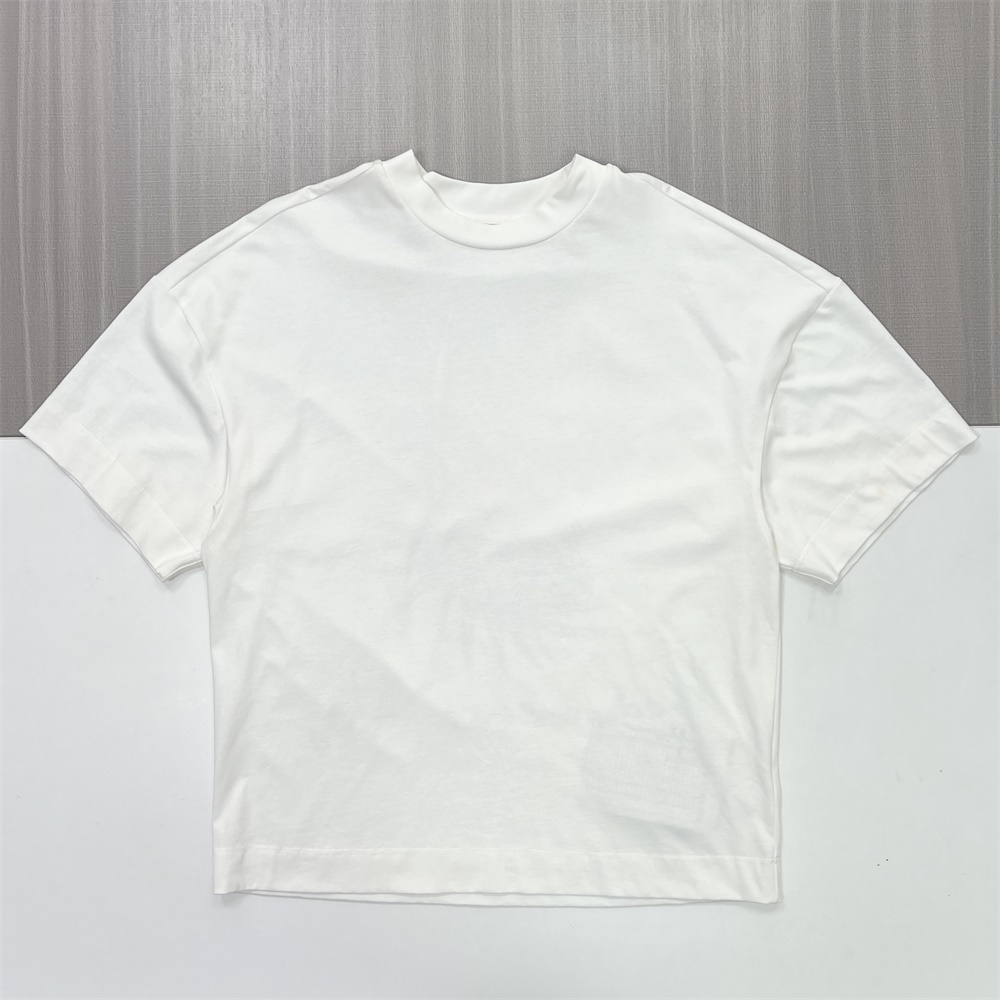 Мужская белая футболка оверсайз с графическим принтом - индивидуальное оформление и свободный крой