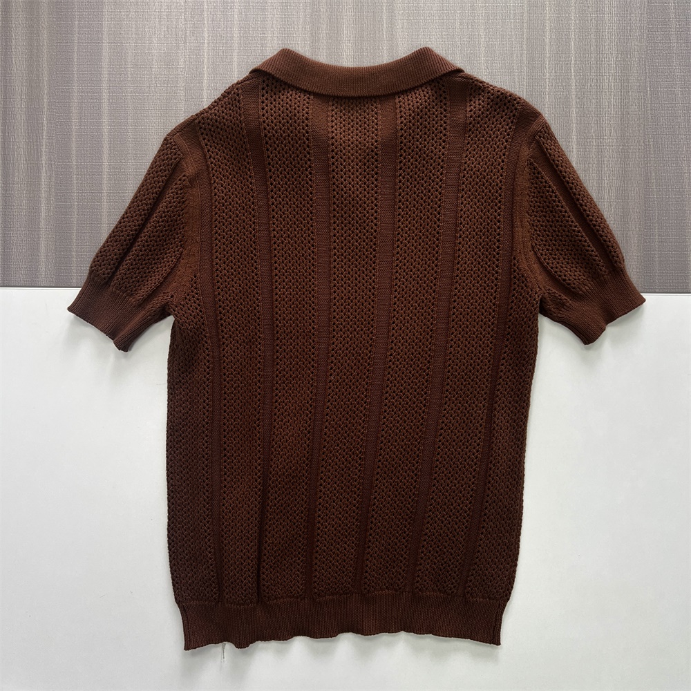 Мужская трикотажная рубашка-поло шоколадно-коричневого цвета с фактурной полосой и нестандартной планкой без застежки