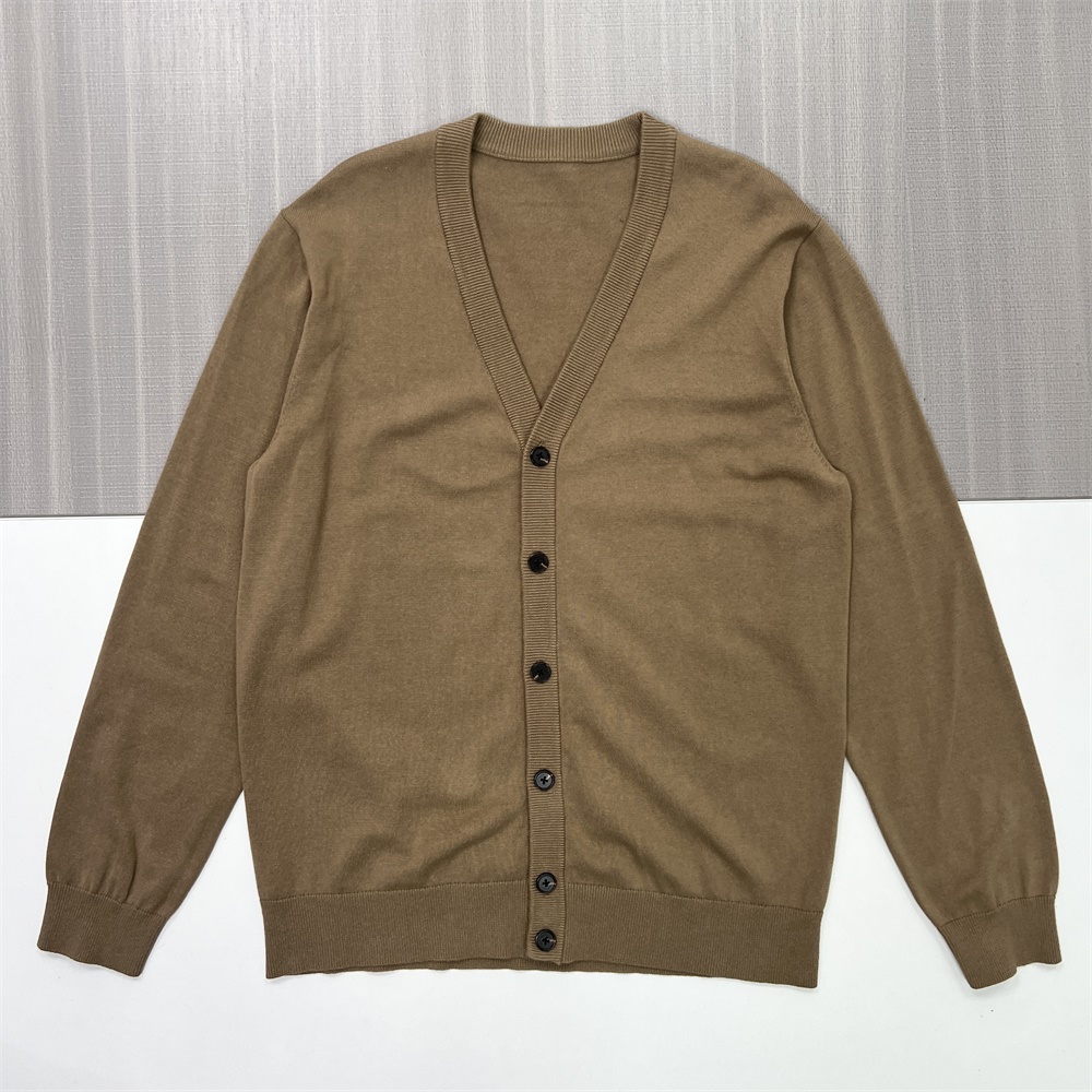 Мужской вязаный кардиган коричневого цвета с V-образным вырезом и контрастными пуговицами на заказ