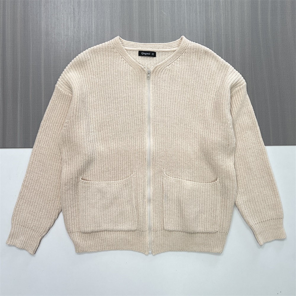 Мужской бежевый кардиган из трикотажа в рубчик на молнии - нестандартный крой Оверсайз и дизайн с карманами