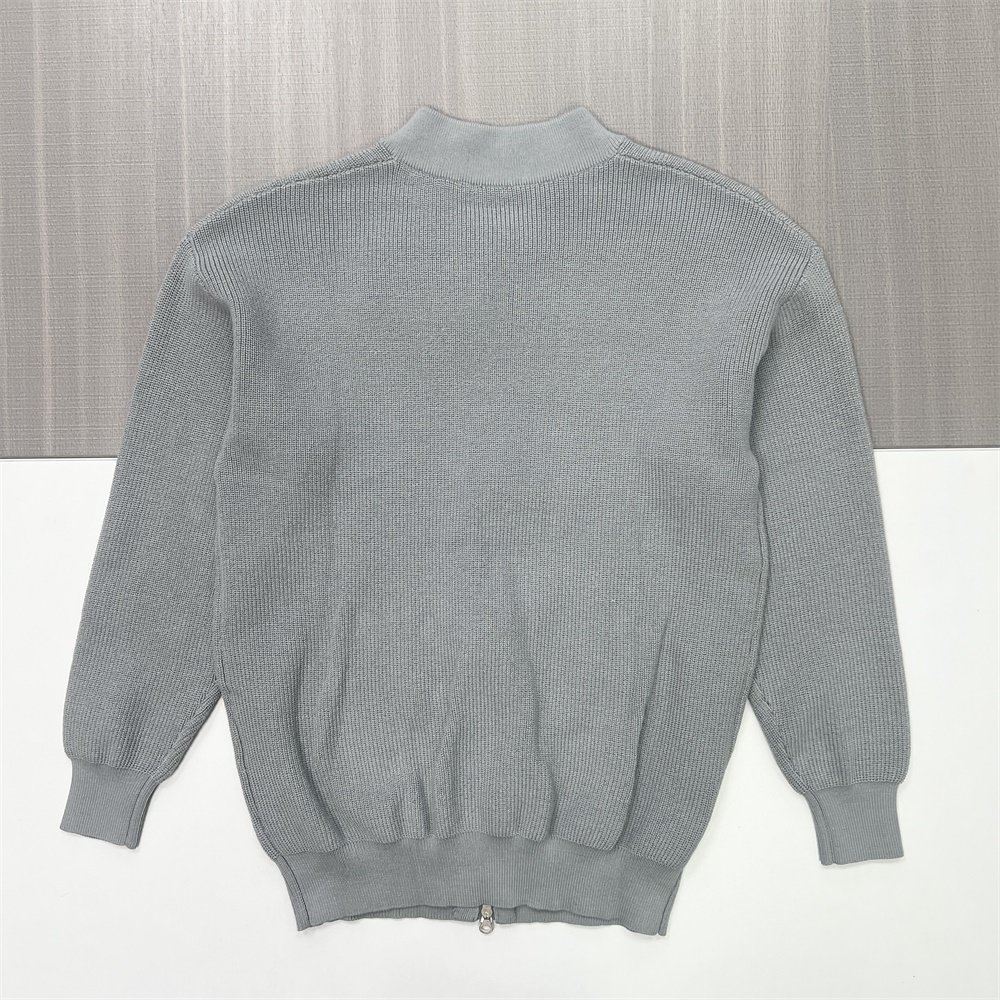 Мужская светло-серая куртка-бомбер из трикотажа в рубчик с застежкой на молнию и непринужденным кроем