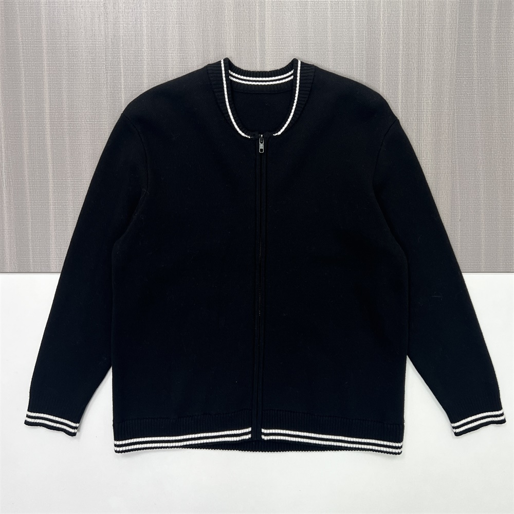 Мужская черная трикотажная куртка-бомбер с нестандартной отделкой в полоску