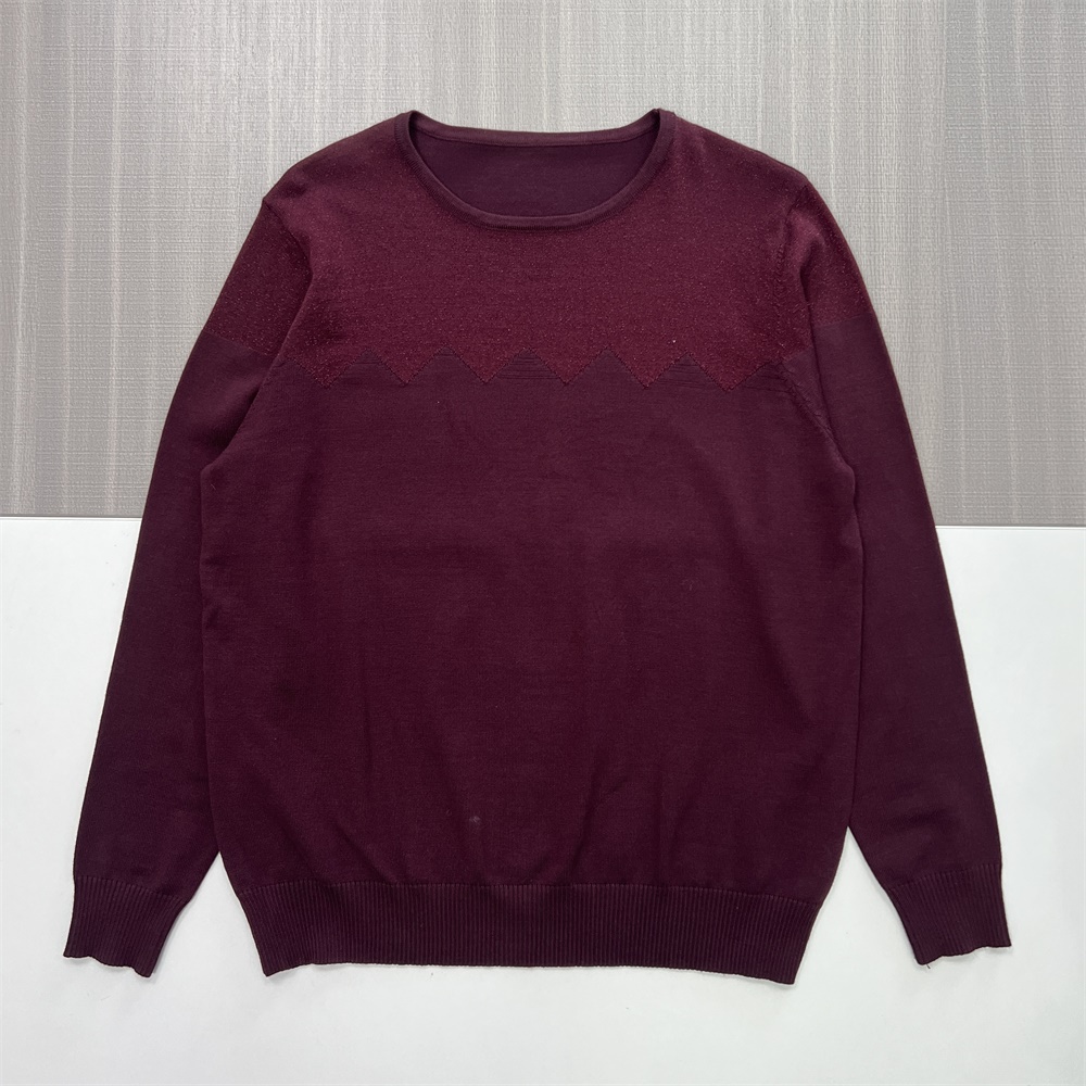 Мужской вязаный свитер с круглым вырезом и шевронами бордового цвета с текстурированным рисунком - Индивидуальный дизайн с тонким рисунком