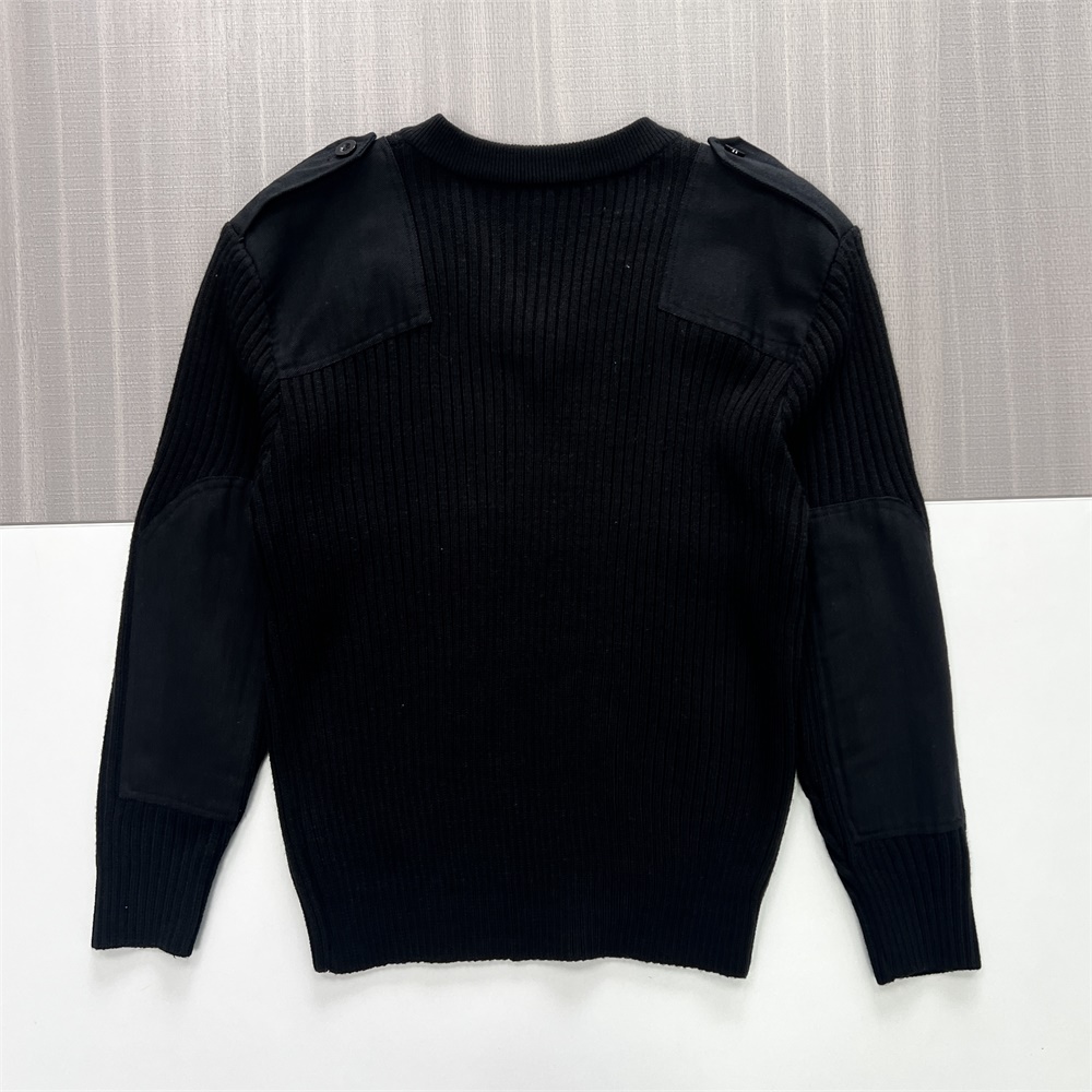 Мужской черный вязаный свитер в рубчик с V-образным вырезом и контрастными вставками на заказ