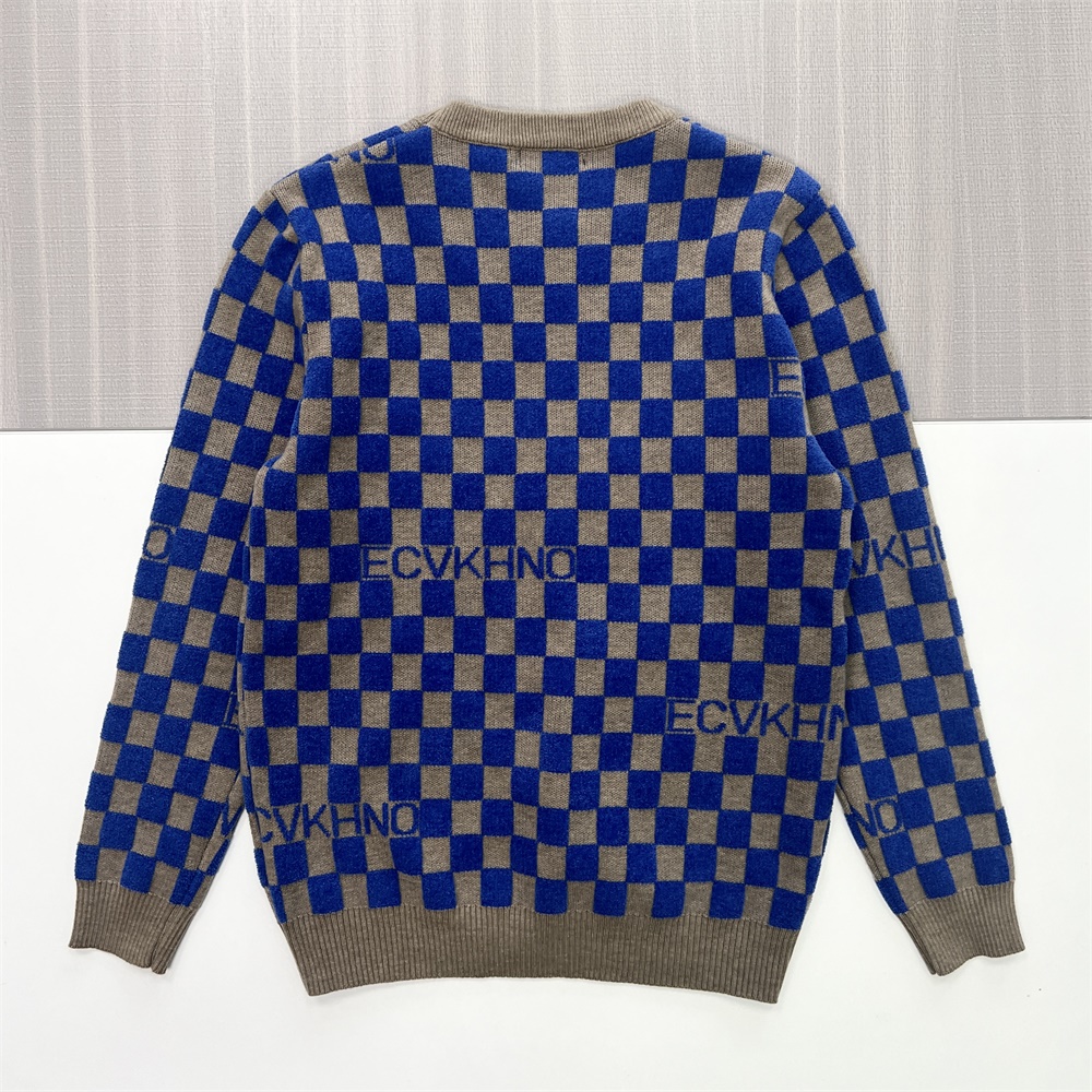 Мужской вязаный свитер с круглым вырезом в голубую и серо-коричневую клетку с графическим рисунком - Индивидуальный смелый дизайн
