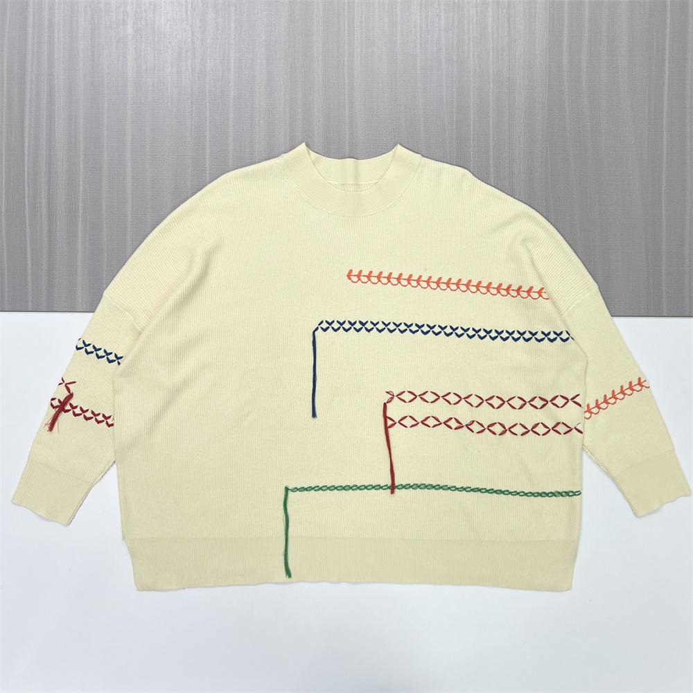 Мужской вязаный свитер оверсайз кремового цвета с яркими деталями в виде стежков - индивидуальный дизайн ручной работы
