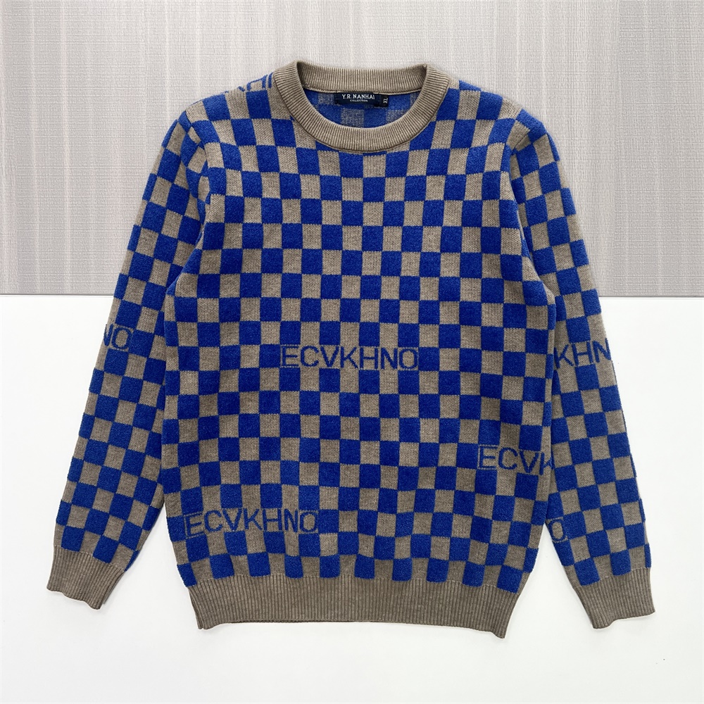 Мужской вязаный свитер с круглым вырезом в голубую и серо-коричневую клетку с графическим рисунком - Индивидуальный смелый дизайн