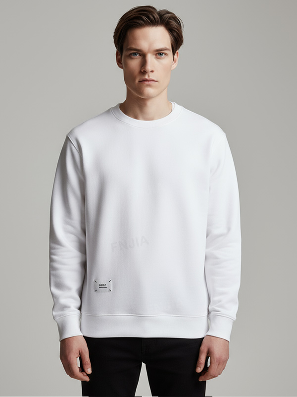 Мужская белая толстовка с круглым вырезом и минималистичным логотипом - индивидуальный сдержанный дизайн