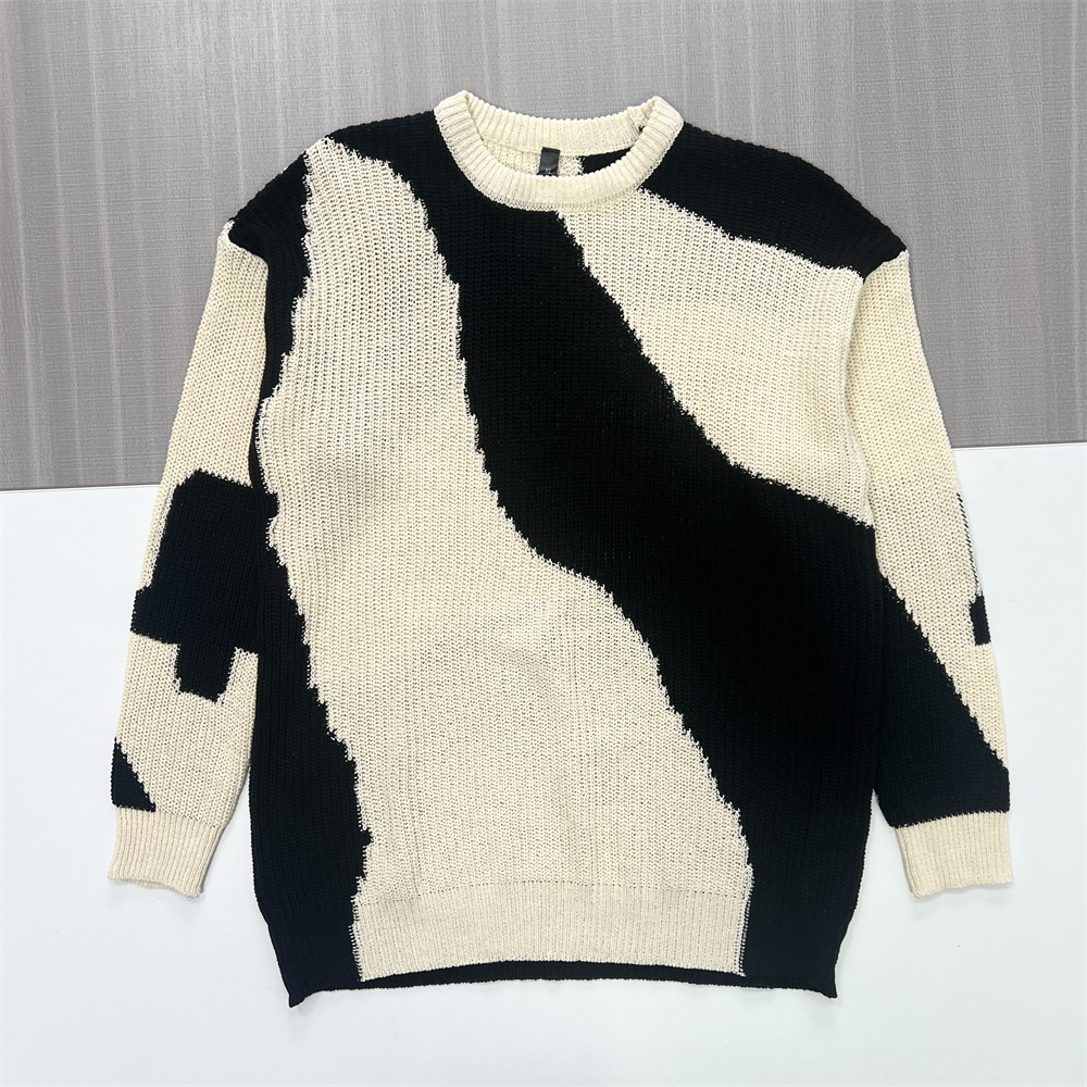 Мужской свитер объемной вязки с абстрактным волнистым рисунком черного и кремового цветов, выполненный в ярких цветовых блоках на заказ