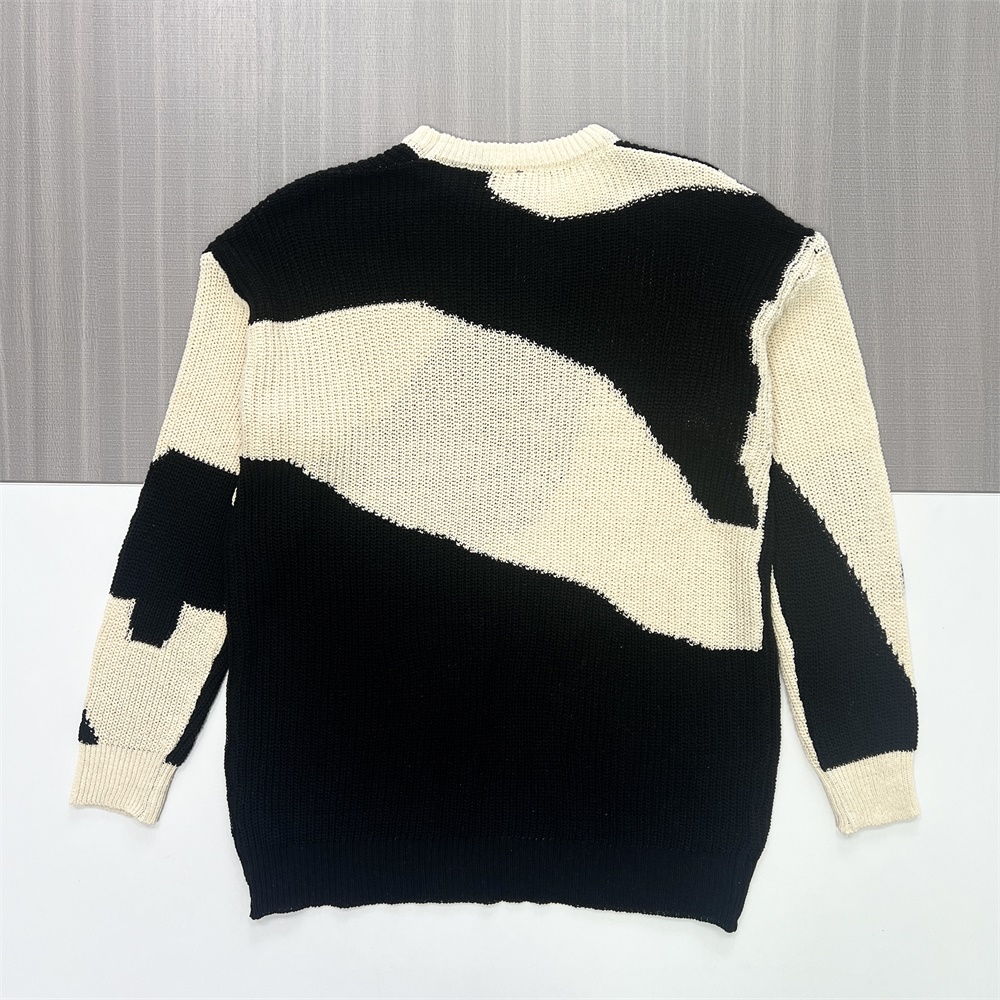 Мужской свитер объемной вязки с абстрактным волнистым рисунком черного и кремового цветов, выполненный в ярких цветовых блоках на заказ