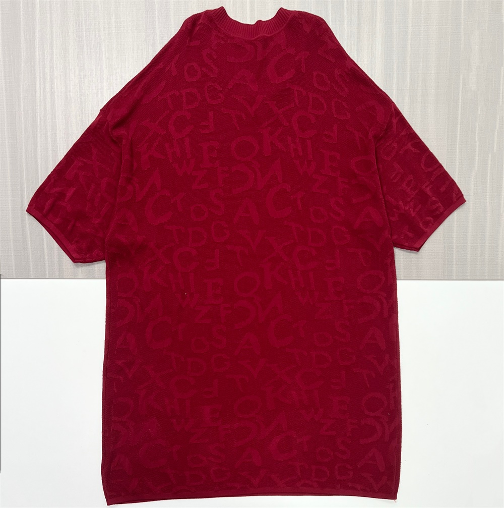Женское мини-платье оверсайз из трикотажа бордового цвета с типографским рисунком - индивидуальный современный дизайн
