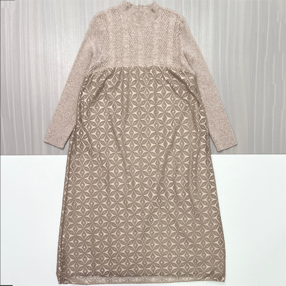 Женское бежевое платье миди из текстурированного трикотажа со вставками - элегантный дизайн с индивидуальным рисунком