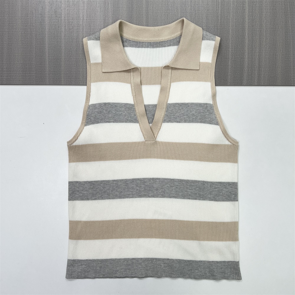 Женский трикотажный топ-поло в нейтральную полоску с воротником-стойкой без рукавов - индивидуальный приталенный дизайн