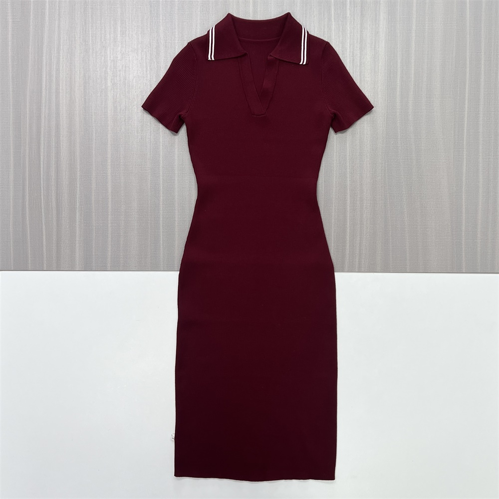 Женское бордовое трикотажное миди-платье-поло в рубчик с воротником-стойкой - приталенный элегантный дизайн, выполненный на заказ