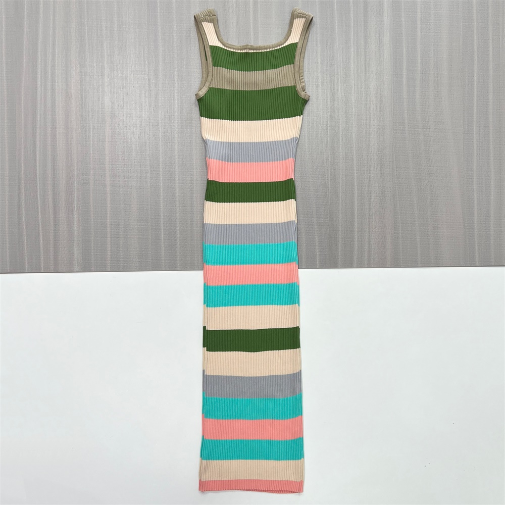 Женское макси-платье в рубчик без рукавов в разноцветную полоску - индивидуальный яркий дизайн, облегающий фигуру