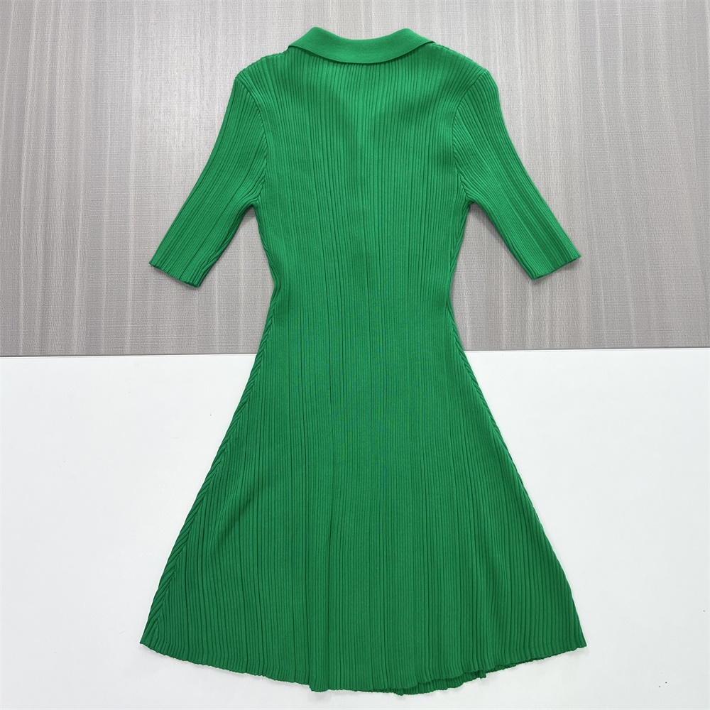 Женское изумрудно-зеленое миди-платье-поло в рубчик с воротником-стойкой - элегантный дизайн на заказ
