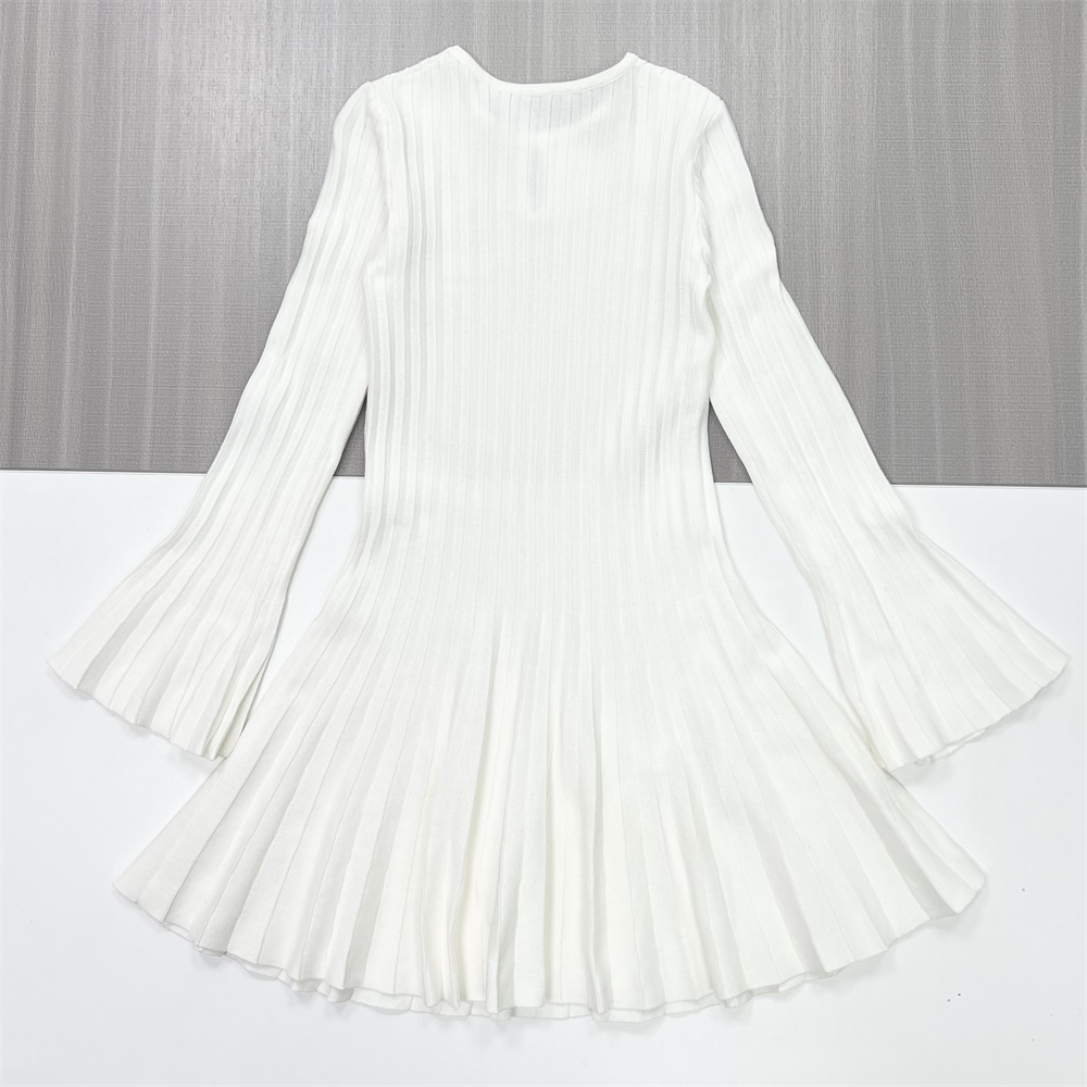 Женское белое мини-платье с расклешенным рукавом и вырезом в рубчик - Индивидуальный женственный и элегантный дизайн