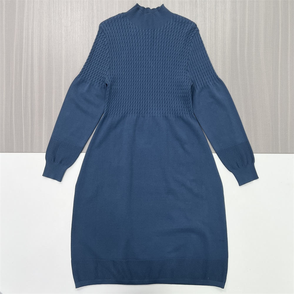 Женское темно-синее трикотажное платье миди с имитацией шеи - элегантный текстурированный дизайн на заказ
