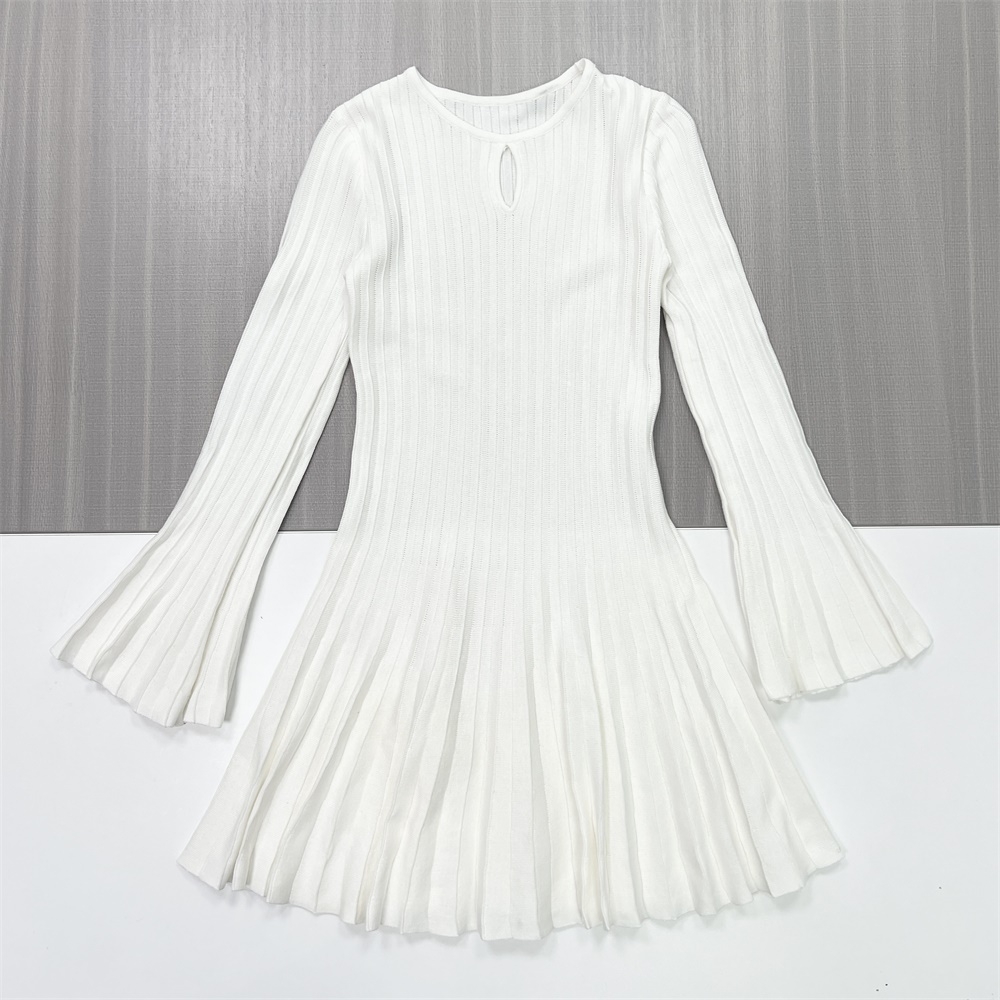 Женское белое мини-платье с расклешенным рукавом и вырезом в рубчик - Индивидуальный женственный и элегантный дизайн