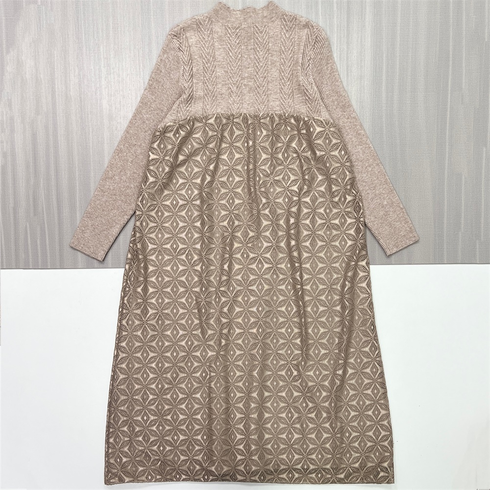 Женское бежевое платье миди из текстурированного трикотажа со вставками - элегантный дизайн с индивидуальным рисунком