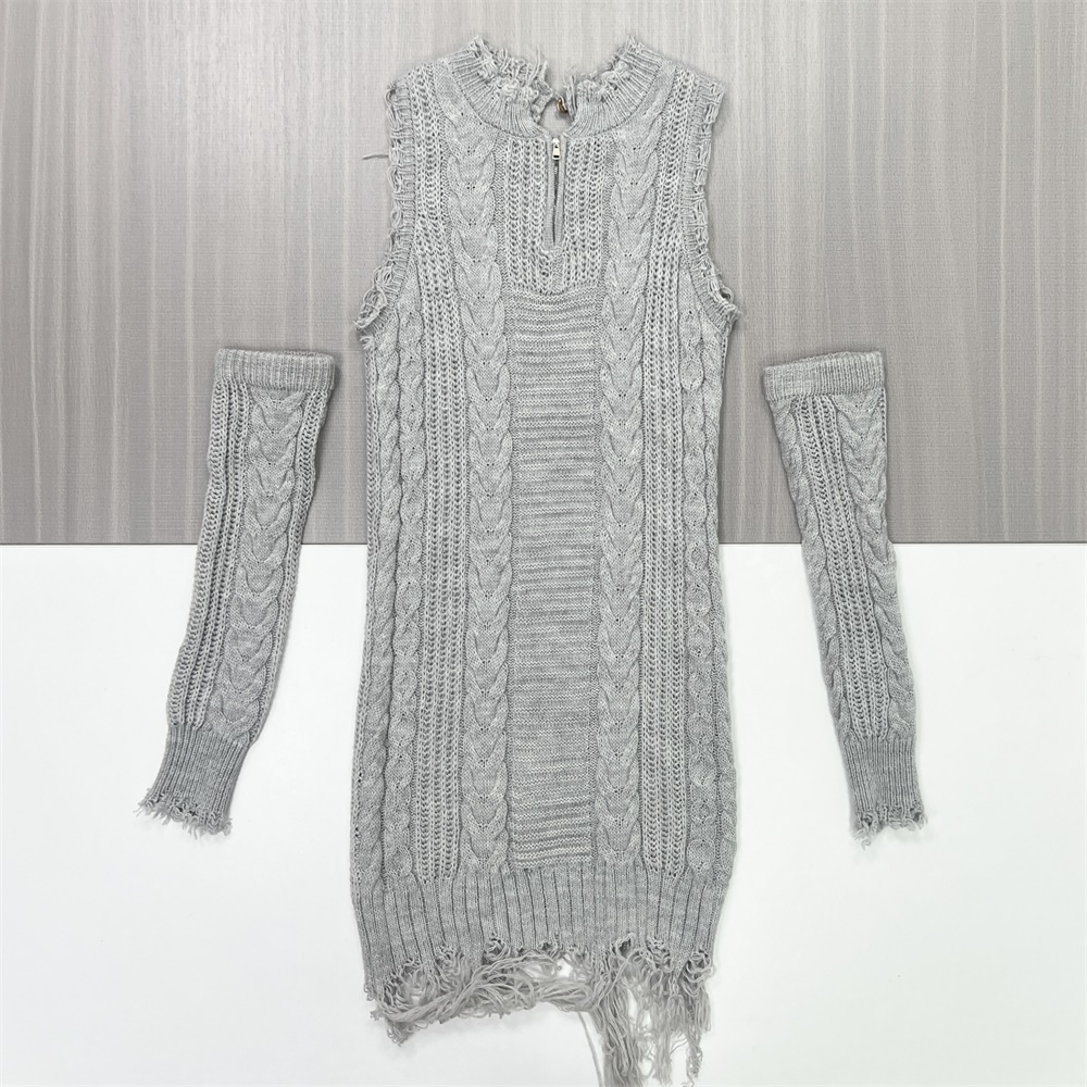 Женское серое мини-платье из трикотажа-канта с открытыми плечами и бахромой - необычный дизайн одежды